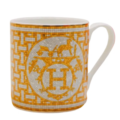 Street-style bone china mug, sold in a single-piece gift box—high‑quality, the perfect staple for refined living. High bone ash content, visible under the light