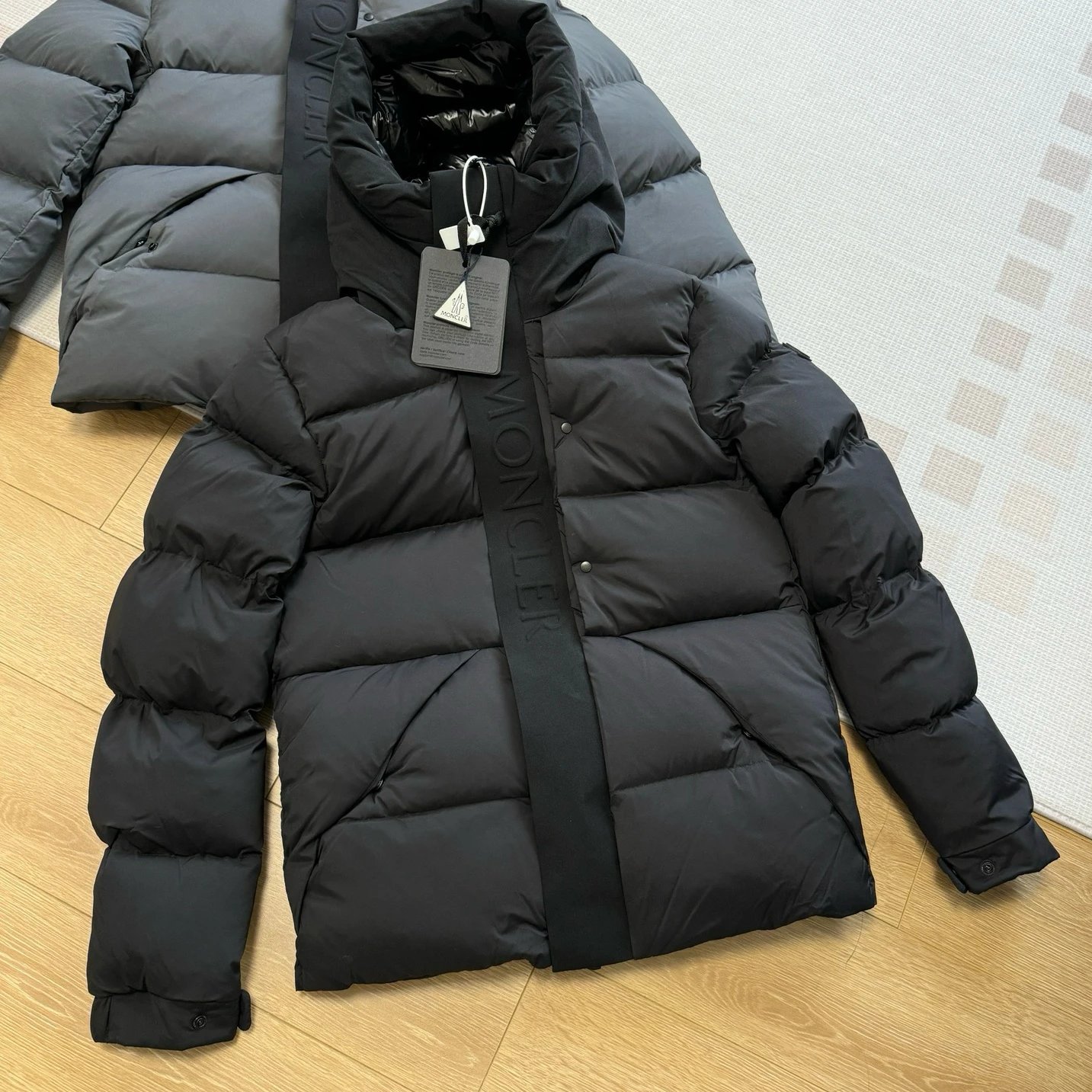 **Meng FamilyMadeira Black Warrior couple-style lettering logo Embroidered hooded short down jacket, warm and extra-thick – Black, 1 Size shoulder width 46 Bust size 108 Clothing length 65