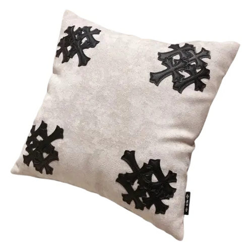 A street-style cross-flower throw pillow paired with a 925 sterling silver nameplate, featuring a classic “big sword” zipper pull that can be easily detached and used as a keychain—perfect for adding a touch of flair. Size:45 x45cm