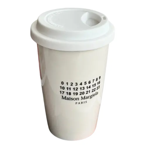 This limited-edition pop‑up coffee cup from a trendy brand is made of double‑wall ceramic with a rich, substantial feel. The lid is crafted from soft, food‑safe silicone, elevating the overall sense of refinement. It makes for a truly memorable gift! size: 460ml Caliber: 9cm Height: 15cm