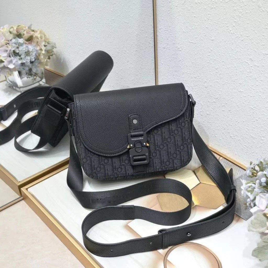 2025 New Men's Bag Postman Saddle Messenger Fashionable Lock Buckle Trendy All-match Flip Casual Shoulder Crossbody Messenger Bag – Black, 23-18-6cm