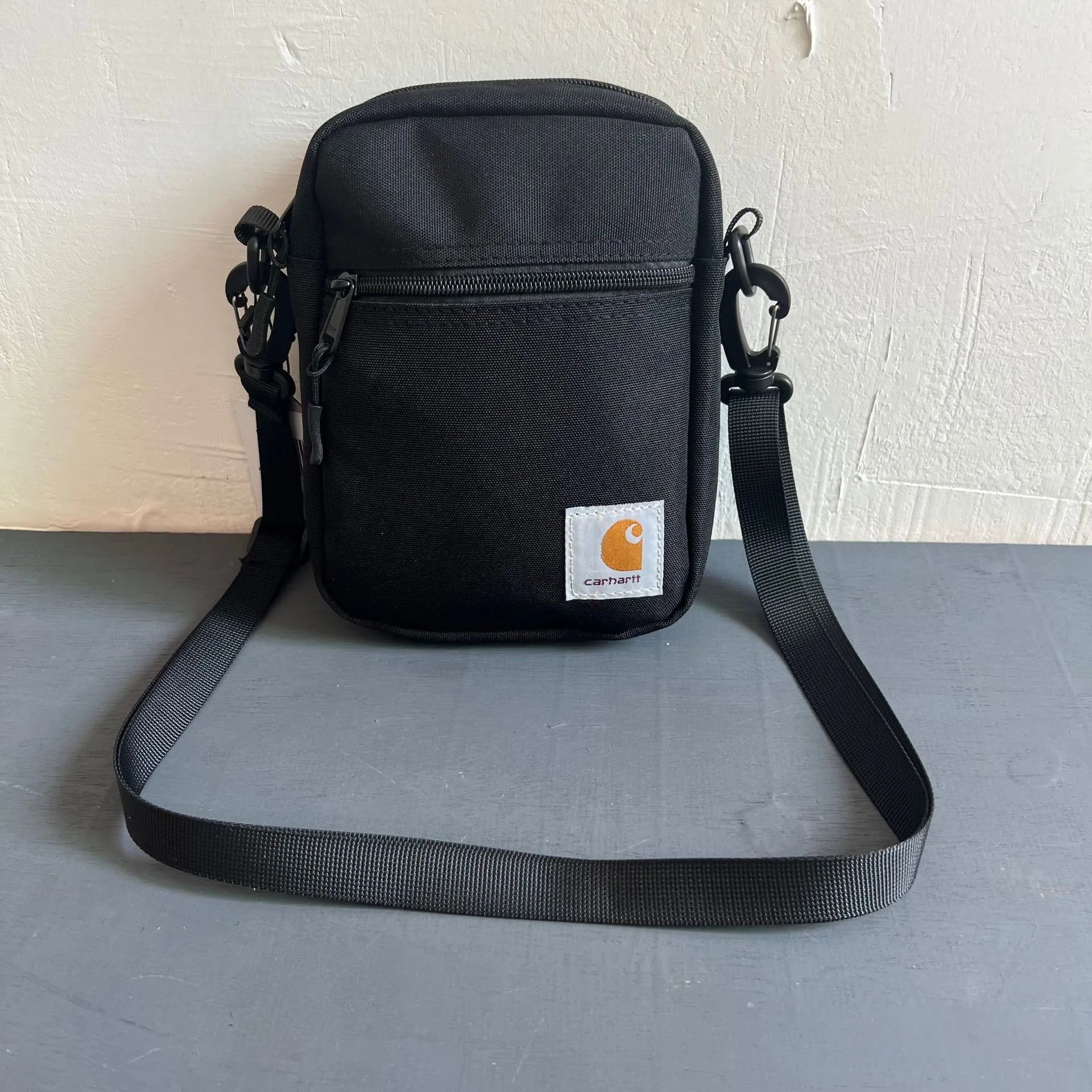 CAR single shoulder crossbody bag – Large-sized crossbody bag with a single zipper: black