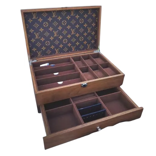 Street-style brand monogram‑wrapped jewelry box, meticulously hand‑polished solid wood. Two-tier design accommodates jewelry, watches, and eyewear—triple‑use for enhanced organization. Luxurious yet understated. Dimensions: 34 x 21 x 13 cm