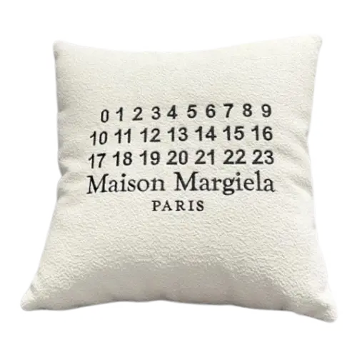 The bright and clean white of the limited fashion pillow is reflected by the texture of linen and cotton, the air feeling around the pillow and the natural wrinkled shape of the pillow, which is full of toughness and extremely curved lines.“Hard soft feeling”，The bottom also hides a low-key carving logo Details are full of ingenuity, the continuation of fashion inspiration， – Option 21705EC7