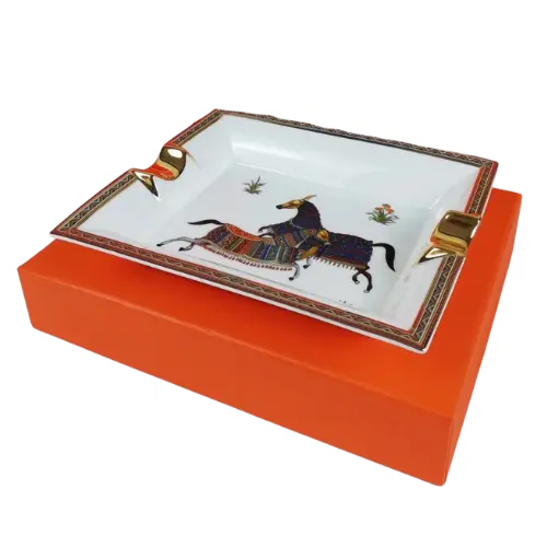 Hermes Paris classic white double horse ashtray. High-end porcelain comes standard with bone china. More than 40% bone powder is perfectly combined with high-quality porcelain clay, and the texture is pure white and flawless