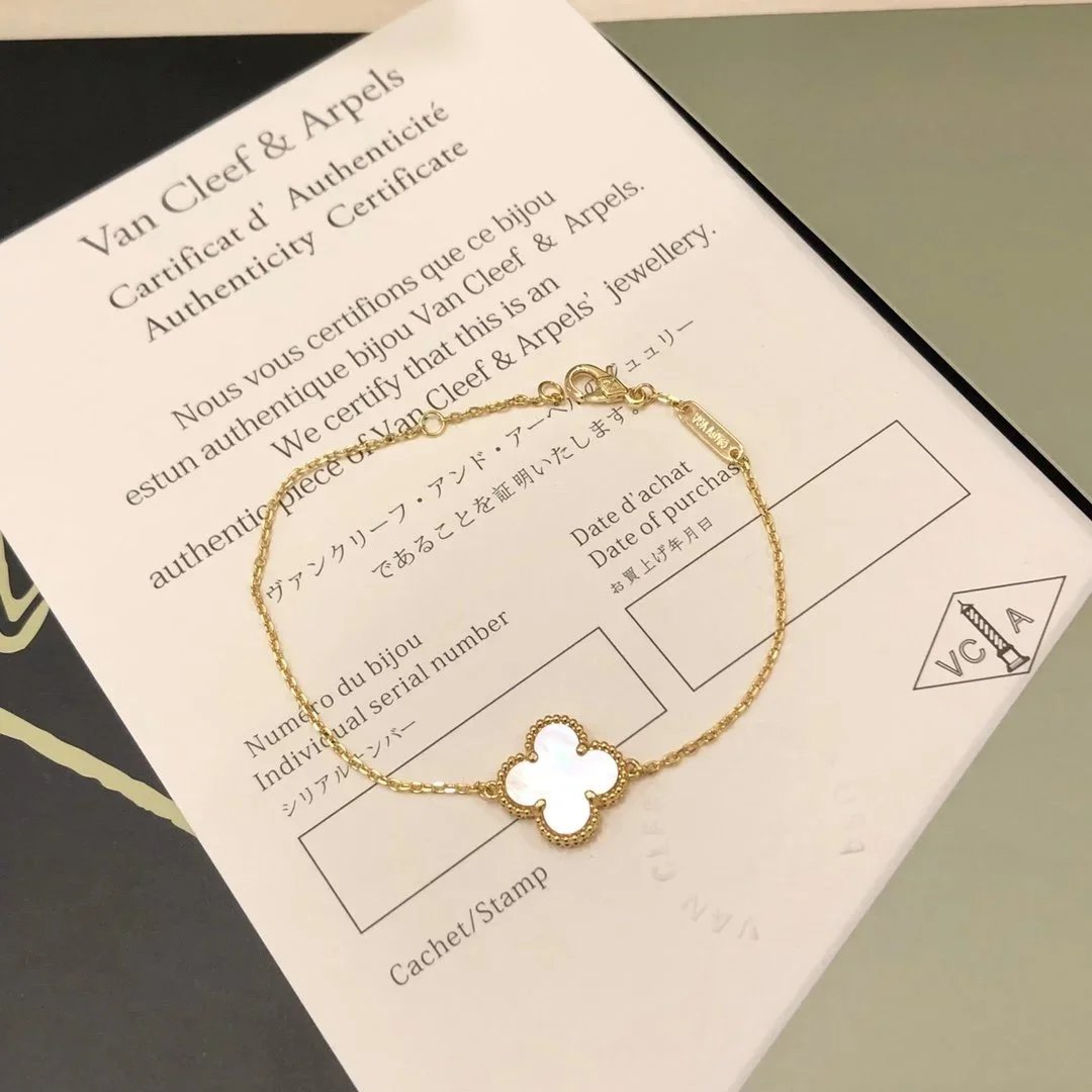 D-1 uses a single heart to ensure that every piece of jewelry radiates your beauty and charm! (V * an C * leef & A * rpels)(with gift box packaging) – 1 (Ships first to collectors)