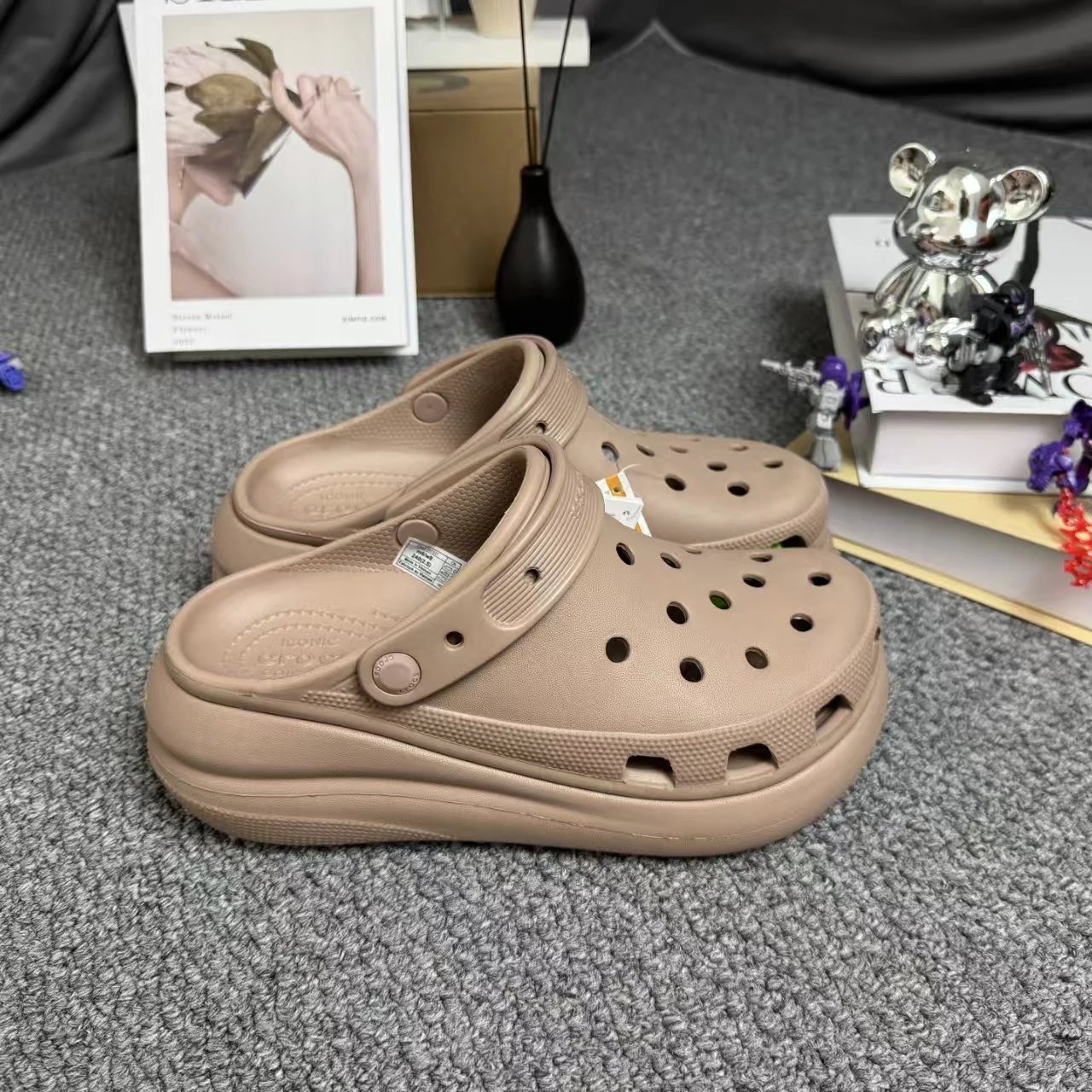 CR0CS Crocs CLASSICCRUSH Puff Sandals Soft Bag – 1, W534-35