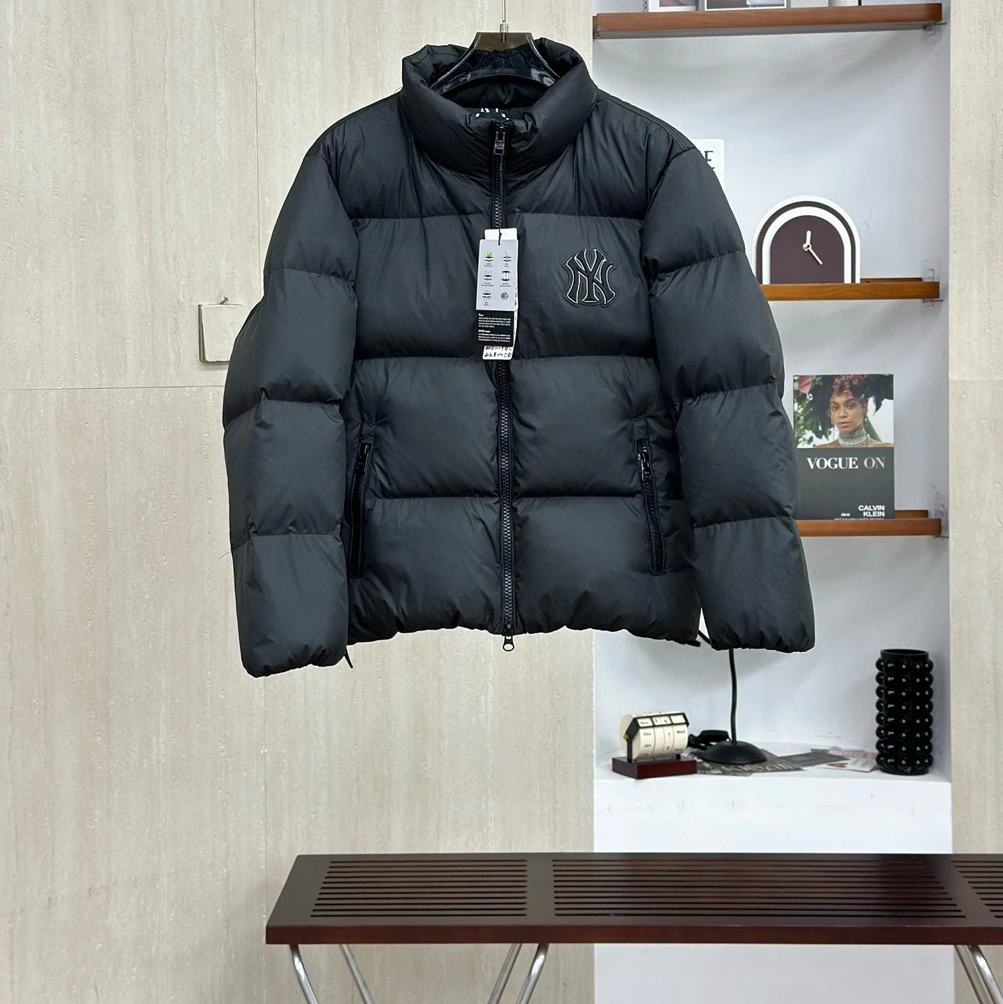 **MLB Yankees Embroidered Print Men's and Women's Bread Down Jacket Fluffy Visible, Light, Soft, Super Comfortable Drops,NY Old flower printing design, full of trend! High-volume duck down filling, light and warm, super comfortable to wear in winter – Black, XS