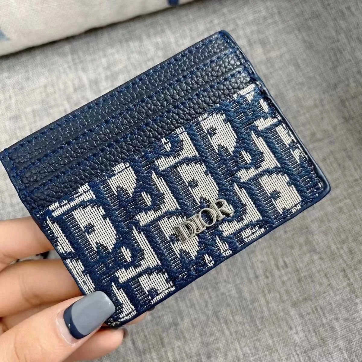Stylish, refined, and minimalist cardholder – 01