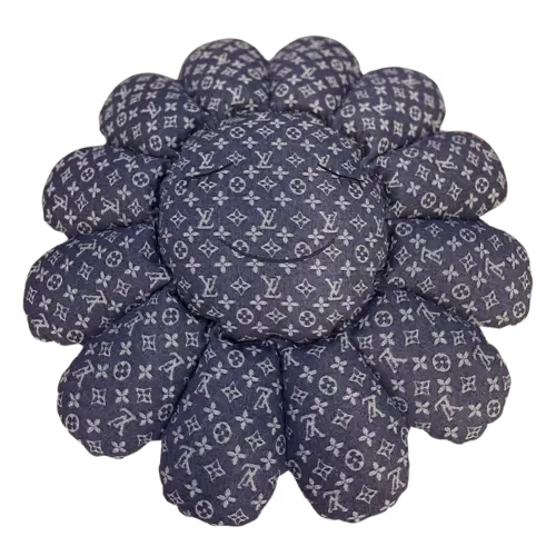 This street-style brand’s throw pillow, back cushion, and seat pad is even more stunning in person than in the photos. It instantly elevates your home to a whole new level of chic and sophistication. Buy, buy, buy—your home deserves it! Size 70*70cm