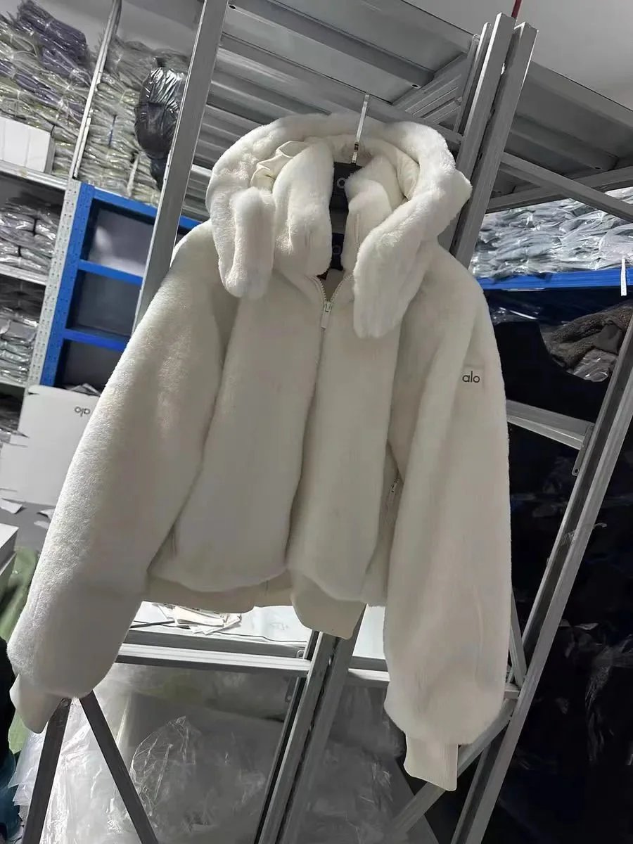 Vintage eco-friendly faux fur hooded short zip-up fluffy coat – white, S