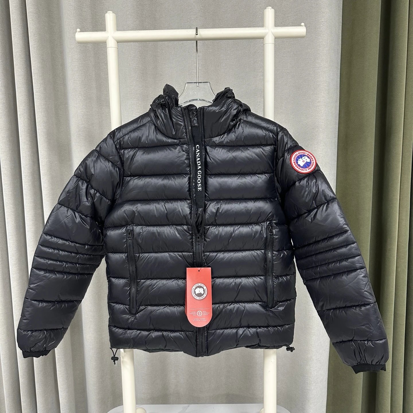 am Factory (low version) warm solid color hooded logo cotton-padded jacket – Black, S