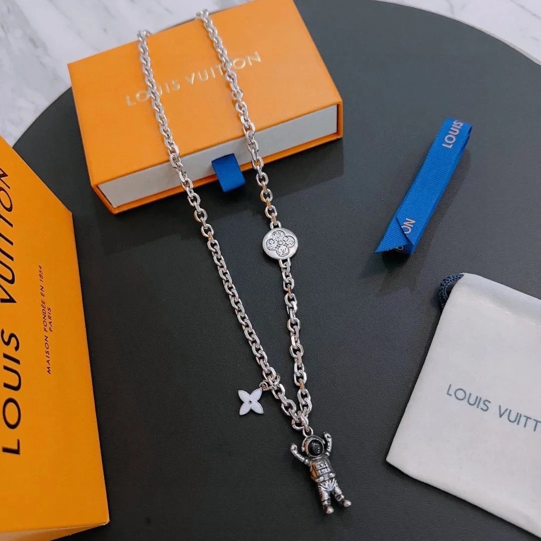 ZW-1 Jewelry radiates a dazzling glow; each piece is utterly exquisite (comes in a gift box) (L*) – 1 (Ships first to collectors)