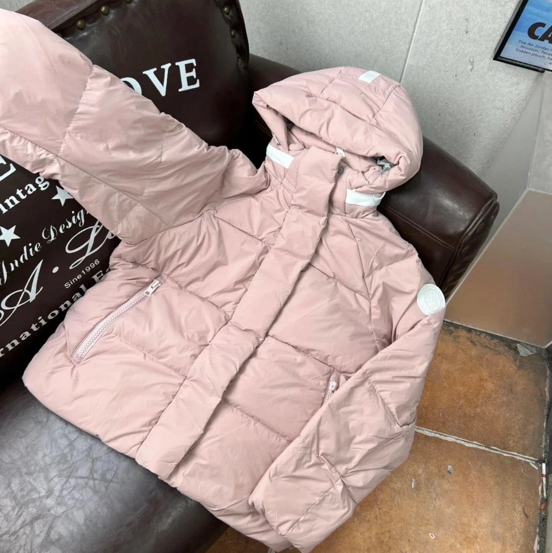 2025 New fierce full series/all market drunk ding version] big goose Crofton Series Black Label Solid Color Waterproof Windproof Ultra Light Quilted Logo Vertical Collar Hooded Winter Down Jacket – Capsule Pink, XS
