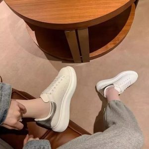 Alexander McQueen Oversized Sneaker White with Silver Heel Tab – Option 4BFBD3B1, 35
