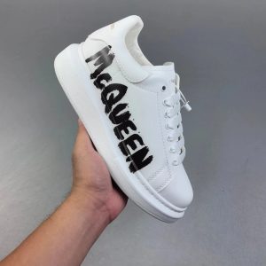 Alexander McQueen Sneaker Painted Logo – Option 587FD516, 35